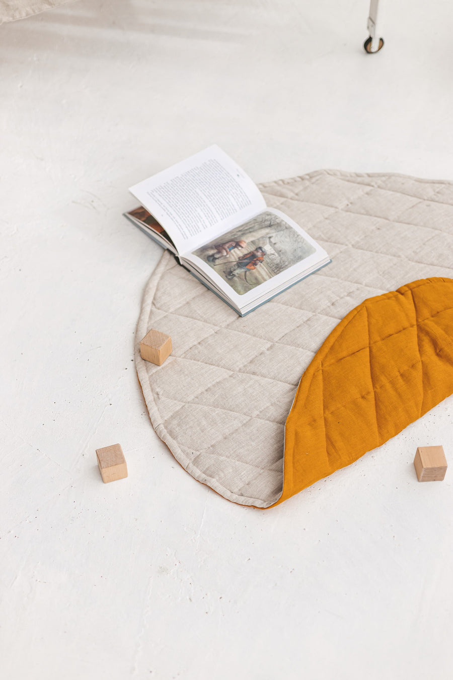 Mustard Natural Light Round Linen Quilted Rug